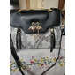 Elegante bolso de mano con colgante de cisne para mujer: diseño paisley en blanco y negro con detalles dorados y correa ajustable