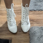 Botas femininas brancas estilo vitoriano com cadarço e salto médio, calçados de inspiração vintage para estilo formal e retrô