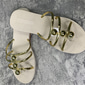 sandali slip-on bianchi con accenti dorati per donna – sandali estivi alla moda con eleganti cinturini metallici – ideali per abbigliamento casual e da vacanza