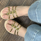 sandali slip-on bianchi con accenti dorati per donna – sandali estivi alla moda con eleganti cinturini metallici – ideali per abbigliamento casual e da vacanza