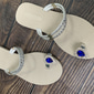 Damen-Zehentrenner mit Strasssteinen und blauem Schmucksteindetail – elegante Sandalen für Sommer, Strand und formelle Anlässe