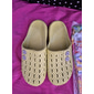 chaussures confortables à enfiler avec bouton réglable - légères, respirantes et élégantes, idéales pour la maison, l'intérieur et les vêtements décontractés