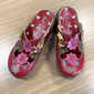 sandali con zoccoli in pelle floreale da donna – muli con zeppa slip-on bohémien fatti a mano con design ritagliato per abbigliamento casual e comfort all'aria aperta