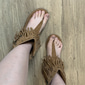 Damen-Sandalen im Boho-Stil mit braunen Fransen – trendiges und fließendes Schuhwerk für Musikfestivals, Strandspaziergänge und zwanglose Treffen im Freien