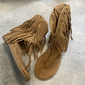 Damen-Sandalen im Boho-Stil mit braunen Fransen – trendiges und fließendes Schuhwerk für Musikfestivals, Strandspaziergänge und zwanglose Treffen im Freien