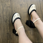 Escarpins Mary Jane marron et blancs style rétro années 1950 pour femmes – design élégant à découpes pour un usage quotidien, un rendez-vous café et un environnement de bureau décontracté