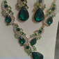 ensemble de bijoux en cristal vert pour femme avec collier en forme de larme et boucles d'oreilles assorties, style élégant pour les mariages et les événements formels