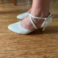 Chaussures de danse de salon blanches à brides croisées pour femmes – Chaussures latines à talons fermés en cuir pour mariages, salsa et performances