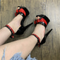 saltos altos plataforma góticos femininos dos anos 80 – saltos altos peep-toe pretos e vermelhos com tiras cravejadas e detalhes de laço para baladas, festas e cosplay