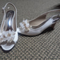 Sapatos de noiva vintage em cetim marfim, modelo peep toe com pérolas e detalhes florais, sapatos de casamento clássicos e elegantes.