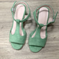 gröna chunky klacksandaler för kvinnor – retro t-rem med öppen tå i fuskmocka för sommararbetskläder och avslappnad streetstyle