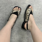 Sandalias peep-toe con estampado abstracto de mezclilla azul para mujer: sandalias artísticas con tira trasera para vacaciones de verano, resorts y atuendos casuales.