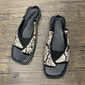 Sandalias peep-toe con estampado abstracto de mezclilla azul para mujer: sandalias artísticas con tira trasera para vacaciones de verano, resorts y atuendos casuales.