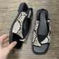 Sandalias peep-toe con estampado abstracto de mezclilla azul para mujer: sandalias artísticas con tira trasera para vacaciones de verano, resorts y atuendos casuales.