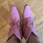 Damenstiefeletten im Westernstil mit Fransen aus rosa Wildleder – Boho-Chic-Stil für Freizeitausflüge und Musikfestivals