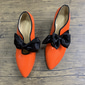 Rode lakleren damesschoenen met lage hak – vintage pumps met puntige neus uit de jaren 20 met zwarte strik voor theekransjes, bruiloften en retro-evenementen