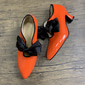 Rode lakleren damesschoenen met lage hak – vintage pumps met puntige neus uit de jaren 20 met zwarte strik voor theekransjes, bruiloften en retro-evenementen