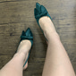 damskie buty na obcasie typu slingback z zielonej satyny z lat 50. z kokardą – eleganckie buty na średnim obcasie ze spiczastym noskiem na wesela, imprezy i oficjalne okazje