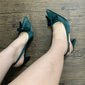 damskie buty na obcasie typu slingback z zielonej satyny z lat 50. z kokardą – eleganckie buty na średnim obcasie ze spiczastym noskiem na wesela, imprezy i oficjalne okazje