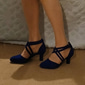 Chaussures de danse latine en daim bleu roi pour femmes – talons fermés avec brides croisées pour la salsa, la danse de salon et la performance