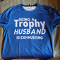 T-Shirt Divertente da Uomo 'Marito Trofeo' Maglietta con Citazione 'Essere Esaustivo' - Regalo Umoristico per Famiglia e Relazioni