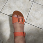 Sandalias con hebilla para mujer: zapatos cómodos con punta abierta ajustable para caminar y actividades al aire libre.