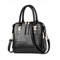 Sac à main en similicuir motif crocodile pour femme avec breloque pompon – élégant sac à main à poignée supérieure et bandoulière pour le travail, le shopping et les sorties quotidiennes
