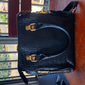 Sac à main en similicuir motif crocodile pour femme avec breloque pompon – élégant sac à main à poignée supérieure et bandoulière pour le travail, le shopping et les sorties quotidiennes