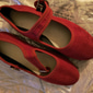 Zapatos Mary Jane rojos para mujer con correa de hebilla ajustable, suela antideslizante cómoda, ideales para uso casual y para fiestas navideñas.