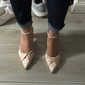 Champagnerfarbene Satinschuhe mit Blockabsatz und Fesselriemchen und Strassverzierung – elegante Pumps für Hochzeiten und Abendveranstaltungen