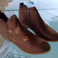 Botas femininas vermelhas de cano curto – botinhas de salto baixo com zíper bordado e camurça sintética para o Natal, festas e estilo casual
