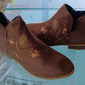 Botas femininas vermelhas de cano curto – botinhas de salto baixo com zíper bordado e camurça sintética para o Natal, festas e estilo casual