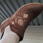 Botas femininas vermelhas de cano curto – botinhas de salto baixo com zíper bordado e camurça sintética para o Natal, festas e estilo casual